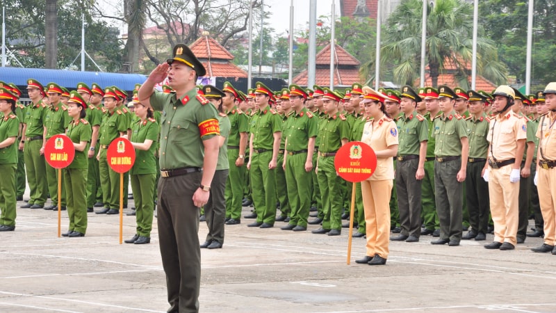 Mộng thấy công an đang đứng bên cạnh